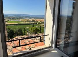 Lovely views in secret Provence，位于茹卡的酒店