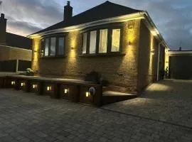 Spacious, Modern & Quiet Bungalow with hot tub