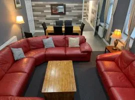 Spacious Holiday let midway between Edinburgh and Glasgow with three shower rooms