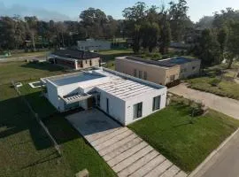 Casa Pedro - Casa en Barrio Privado Arenas Chico Para 6 PAX Con Pileta y Parrilla