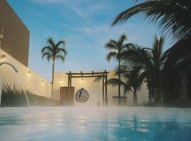 A Casa Paradisiaca ll Luxo Piscina Super Quente até 50 graus de Temperatura Aquecimento Elétrico com Sauna e Lavanderia com Roupa de Cama e Aceitamos PET e Temos ponto para Recarga de carro Elétrico, villa in Caldas Novas