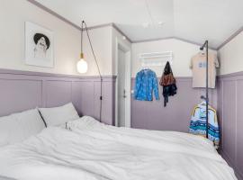 Arctic hilltop lodge - Room 1, hotel in Guleng