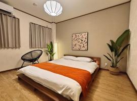 Luna Luxury 4BR Family Villa with Parking - 2 mins from Osaka-ko Station, near EXPO, USJ, Kaiyukan, villa in Osaka