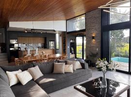 Moderna casa con pileta, entorno natural unico, hotel in Balneario Mar Chiquita