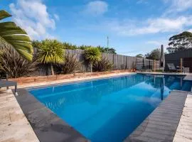 Waterfall Gully Retreat with Gas heated Pool