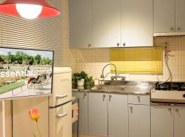 Cozy Colorful Stay near Hongdae and Airport Line for up to 6 Guests with Luggage Storage, hotell Soulis