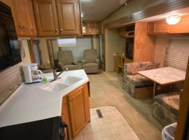 Platte-Camper in Woods w/FirePit & Hot Tub Access, hotel a Benzonia
