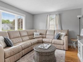 Newport Beach House with Huge Yard, hotel in Middletown