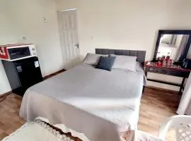 KITNET k3 em TORRES-RS - Na mais bela praia Gaúcha - Frigobar - micro-ondas - Banheiro - Ar condicionado split - TV smart - Wi-Fi - Anfitriã SuperHost no BNB