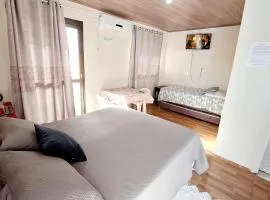 KITNET k3 em TORRES-RS - Na mais bela praia Gaúcha - Frigobar - micro-ondas - Banheiro - Ar condicionado split - TV smart - Wi-Fi - Anfitriã SuperHost no BNB