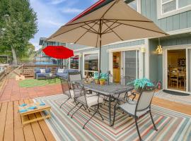 Waterfront Clear Lake Home with Game Room and Deck!, villa in Nice