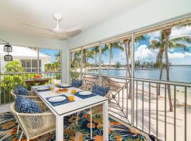 Kailua - Modern Waterfront Condo with Shared Pool and Hot Tub, Short Walk to the Kaibo, apartmán v rezidenci v destinaci Driftwood Village