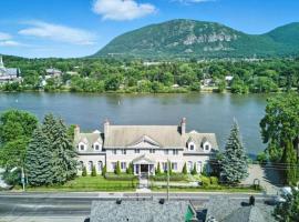 Waterfront Mansion with River & Mountain View, 40 Minutes from Montreal, villa in Beloeil Village