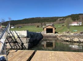 Strand farm, sea view and boat rental、Averoyのホテル