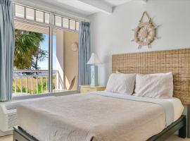 Palm Terrace Waterfront Htd Pool Hot Tub Tennis, hotel u gradu Raskin