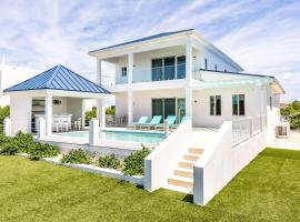 New Unique Villa Blue Top! 4 Bedroom Waterfront, rumah kotej di Providenciales