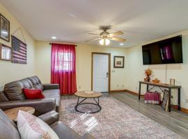 1 Mi to Main St! Family Farmhouse in West Unity, hotel v destinaci Holiday City