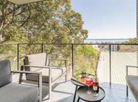 Sunset Towers 11, 25 Donald St - stunning water views, air con, Wi-Fi and Linen provided: Nelson Bay şehrinde bir otoparklı otel