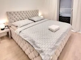 Metropolis Prime Apartment with Free Parking