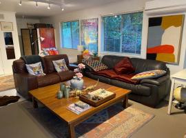 'Dads Art Studio' Artsy relaxed cosy country cabin, hotel en Maleny