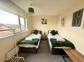 Queens Drive Long Stays Free Parking Sleeps 7