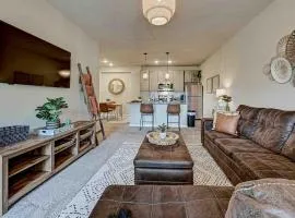 Boho Oasis w KING Bed w POOL Nr AIRPTShoppingDWTN