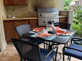 Lovely Palm Villas Condo with Private Mauna Lani Beach Club Access, hotel v destinaci Waikoloa