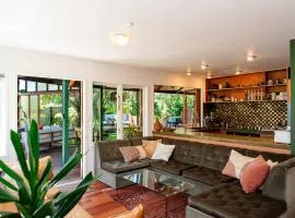 Tropical Escape near the beach with fire-pit & spa