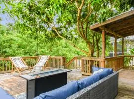 Tropical Retreat- Pet & Family Friendly, Hot Tub, Fire Pit, Deck, Grill, 5 min to Beach