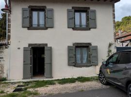 Maison rénovée avec terrasse et balcon à Polignac - FR-1-582-539, hotel a Polignac