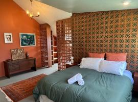 Seaside Hideaway -close to beach with garden oasis, hôtel à Bowentown