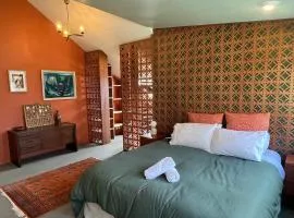 Seaside Hideaway -close to beach with garden oasis