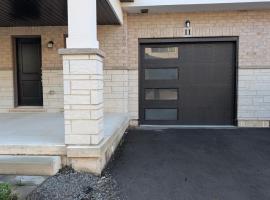 Modern 3BR Home Near Niagara Falls & Welland Canal, hotel v destinaci Welland