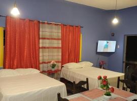 Val's House with private parking, hotel em Albion