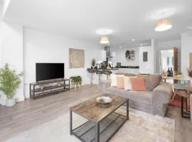 Spacious 6 Bedroom 2 Bath Serviced House with Parking in Denton Way