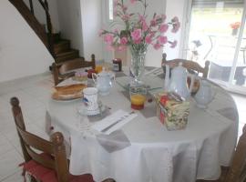 Chambre d'hôtes La Haie, hotel v destinaci Roz-Landrieux