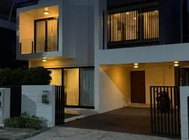 Laguna Parkside 5 bedroom villa with pool near the beach
