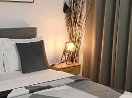 Rafina's BLUE HEART! Steps from the beach,2 min walk - Walk to Rafina main square 10 min, and Port about 15 min ! Ideal vacation base!, hotel di Rafina