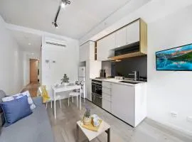 Bright & Modern 2BR Apt Walk to Central