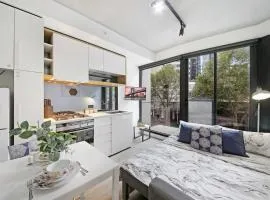 Bright & Modern 2BR Apt Walk to Central