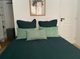 Montmartre & Metro district lines 12 and 4, hotel i Paris