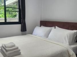 SRE- David Family Holiday Home，美索的附設泳池的飯店