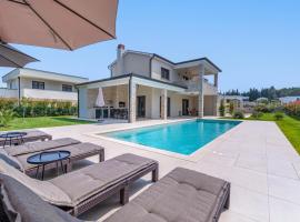 NEW! Luxury Villa Carlotte with 11m pool, ξενοδοχείο στο Πόρετς
