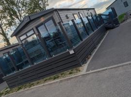 Elegant caravan home in Hampshire, United Kingdom 6 guests 2 bedroom 3 beds 1 sofa bed 2bathrooms, hotel in Hayling Island