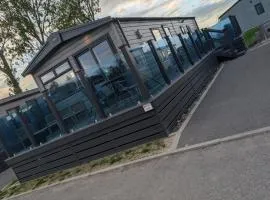 Elegant caravan home in Hampshire, United Kingdom 6 guests 2 bedroom 3 beds 1 sofa bed 2bathrooms