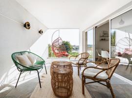 Appartement avec grande loggia couverte & parking privé au pied du tram C vers Gare St-Jean, hotel in Bègles