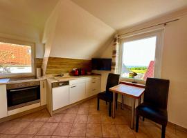 Ferienanlage in Klein Zicker Ferienwohnung 1 - Seeseite, hotel en Klein Zicker