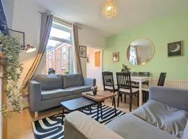 Charming 3-bed Home Near Centre Free Parking