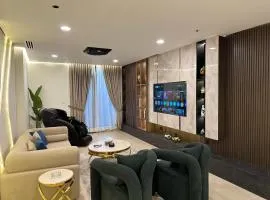 Executive Escape's 2-Bedroom Suite, Massage Chair, Mountain View, F-7