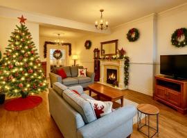 Luxury 5-Bed Home in Nicholson, Close to Sheffield City Centre, Jacuzzi, BBQ, Parking & Wi-Fi, Sleeps 10, hotel with hot tubs in Heeley